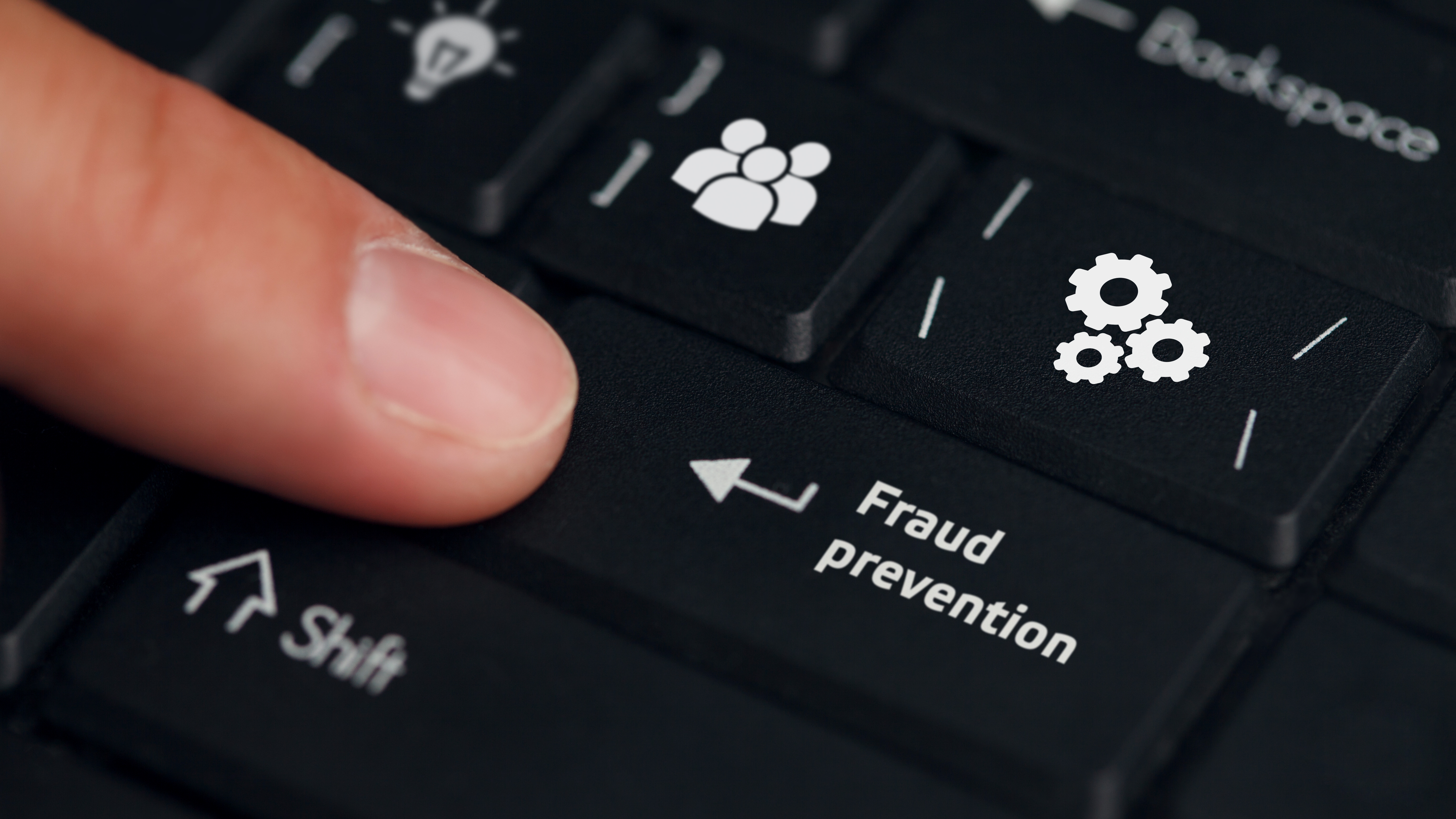 dedo chutando tecla no teclado rotulado de prevenção contra fraudes